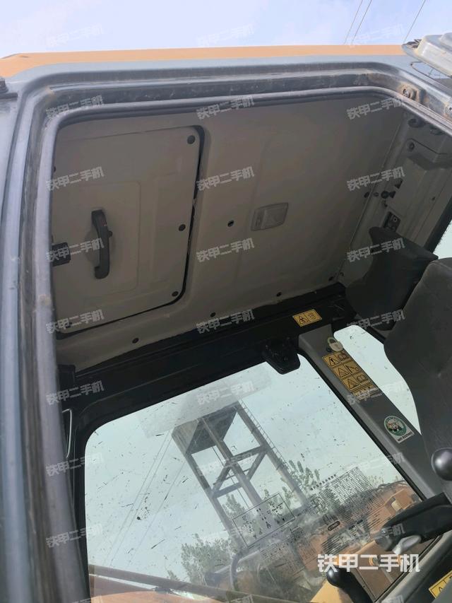 駕駛室整體(整機(jī)外觀) 駕駛室整體(整機(jī)外觀)