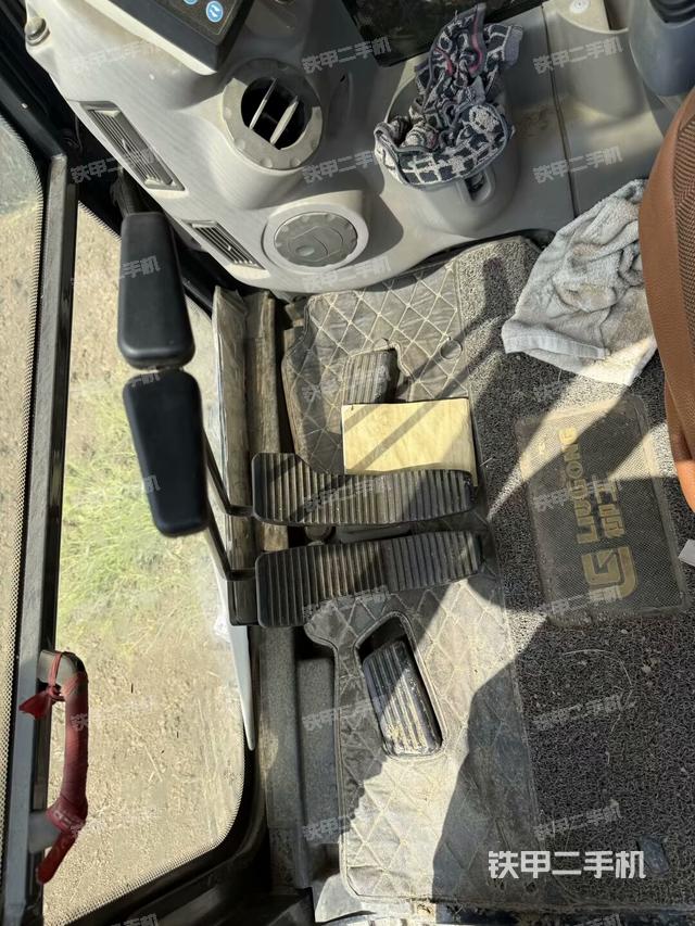 左后方玻璃角標（駕駛室部分）