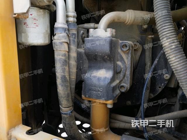 液壓泵艙室正面整體（整機外觀）