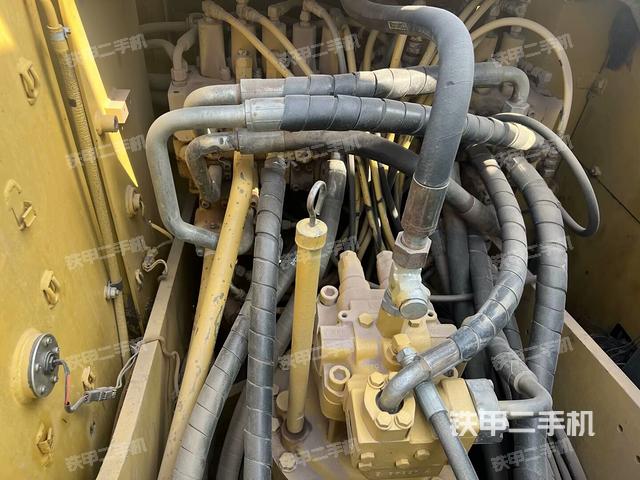 回轉(zhuǎn)馬達(dá)和主控閥（整機(jī)外觀）