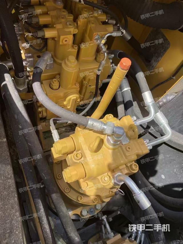 回轉(zhuǎn)馬達(dá)和主控閥(整機(jī)外觀) 回轉(zhuǎn)馬達(dá)和主控閥(整機(jī)外觀)