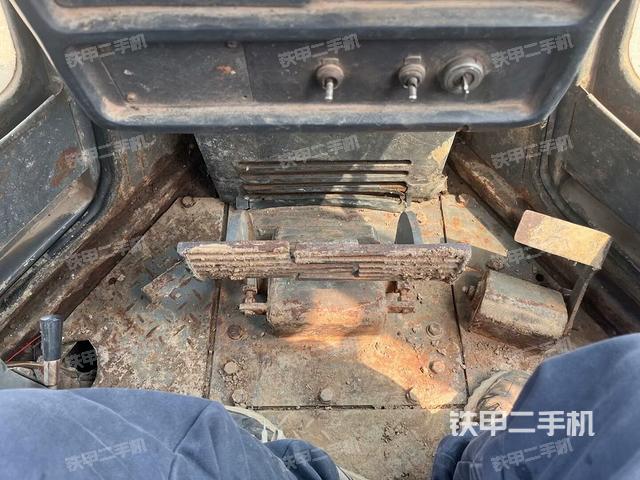 駕駛室外頂部全景(推土機(jī)駕駛室) 駕駛室外頂部全景(推土機(jī)駕駛室)