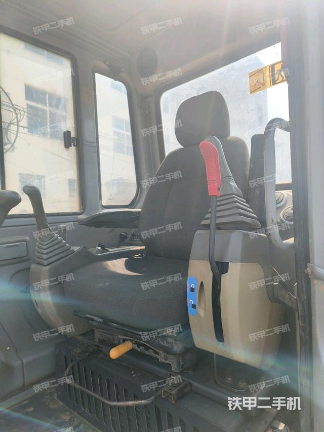 駕駛室整體(整機外觀) 駕駛室整體(整機外觀)