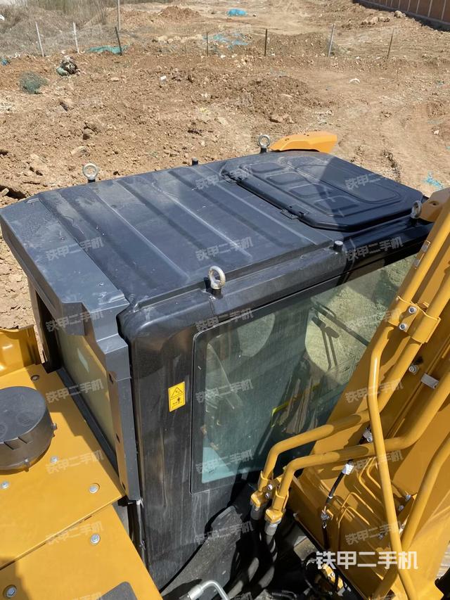 駕駛室頂部(整機(jī)外觀) 駕駛室頂部(整機(jī)外觀)