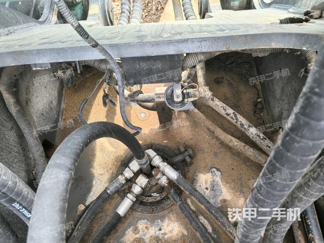 中央回轉(zhuǎn)接頭特寫(xiě)(上車部件) 中央回轉(zhuǎn)接頭特寫(xiě)(上車部件)