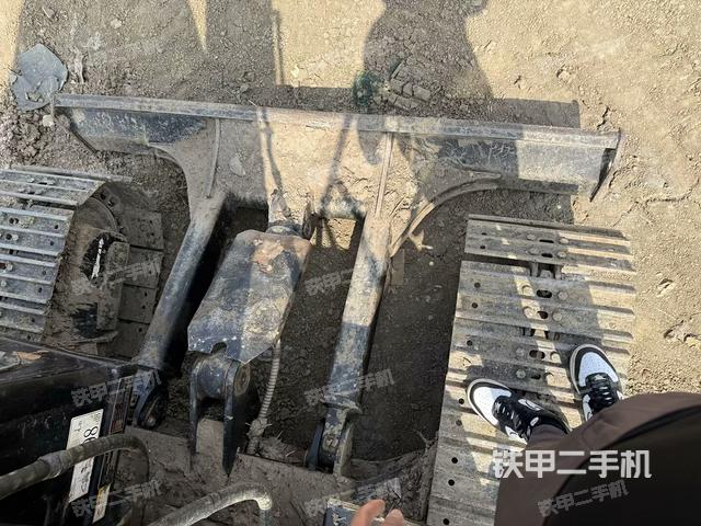 右側(cè)行走馬達(dá)蓋板(行走機(jī)構(gòu)) 右側(cè)行走馬達(dá)蓋板(行走機(jī)構(gòu))