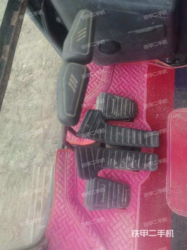 行走控制手柄和踏板?俯拍（駕駛室部分）