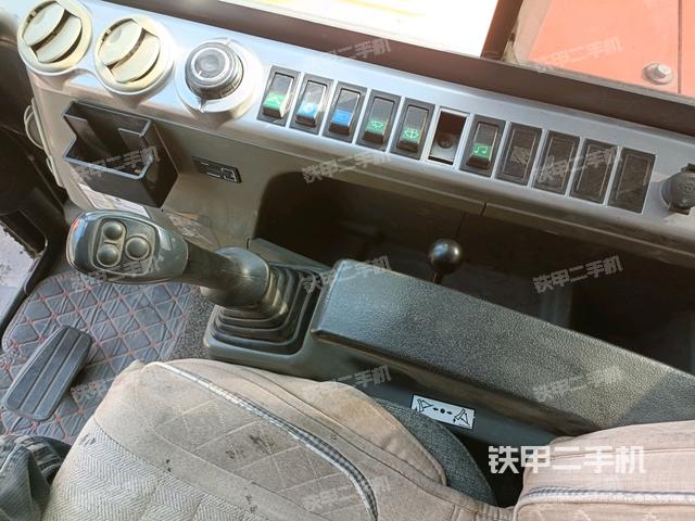 座椅右側(cè)控制臺(tái)/鑰匙門/油門/含右手柄(駕駛室部分) 座椅右側(cè)控制臺(tái)/鑰匙門/油門/含右手柄(駕駛室部分)
