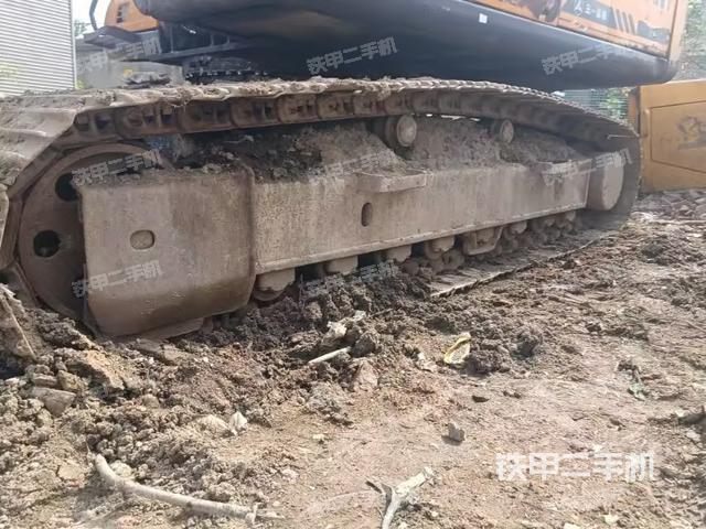 單側(cè)履帶整體(整機(jī)外觀) 單側(cè)履帶整體(整機(jī)外觀)