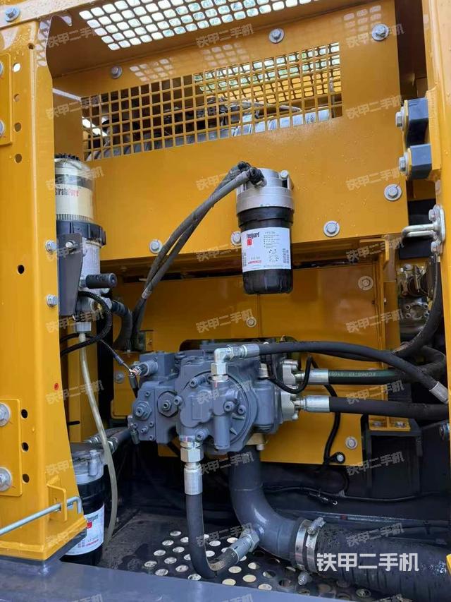 液壓泵艙室正面整體(整機外觀) 液壓泵艙室正面整體(整機外觀)