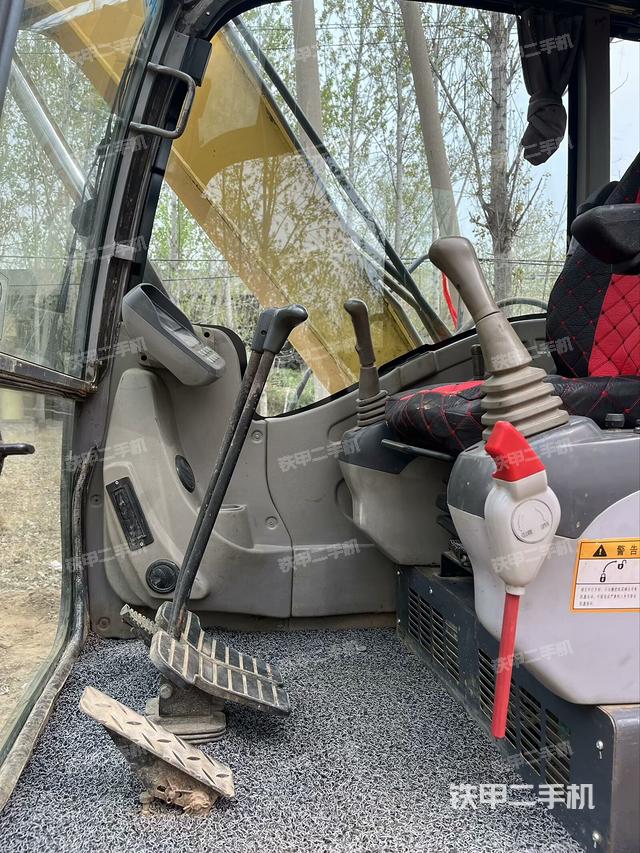 駕駛室頂部（整機外觀）