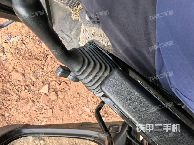 座椅左侧控制台/音响/含左手柄（驾驶室部分）