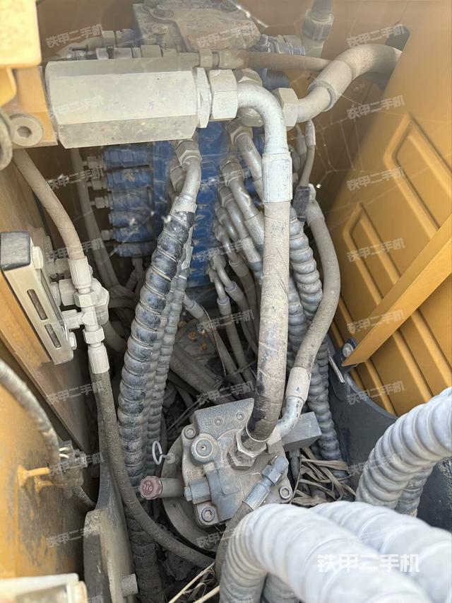 回轉(zhuǎn)馬達(dá)和主控閥（整機(jī)外觀）