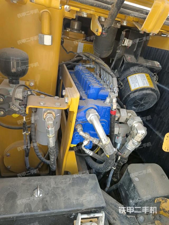 回轉(zhuǎn)馬達(dá)和主控閥(整機(jī)外觀) 回轉(zhuǎn)馬達(dá)和主控閥(整機(jī)外觀)