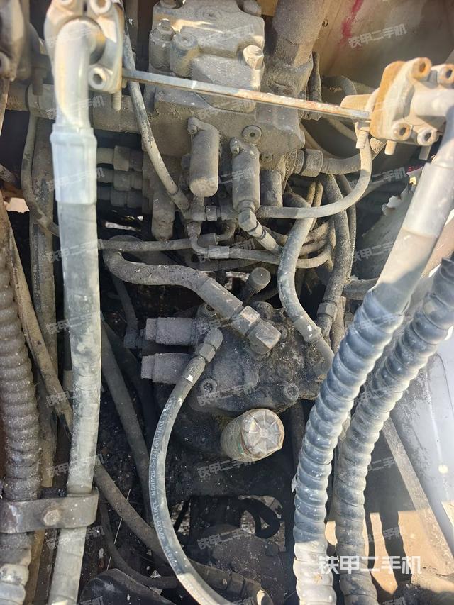 回轉馬達和主控閥（整機外觀）