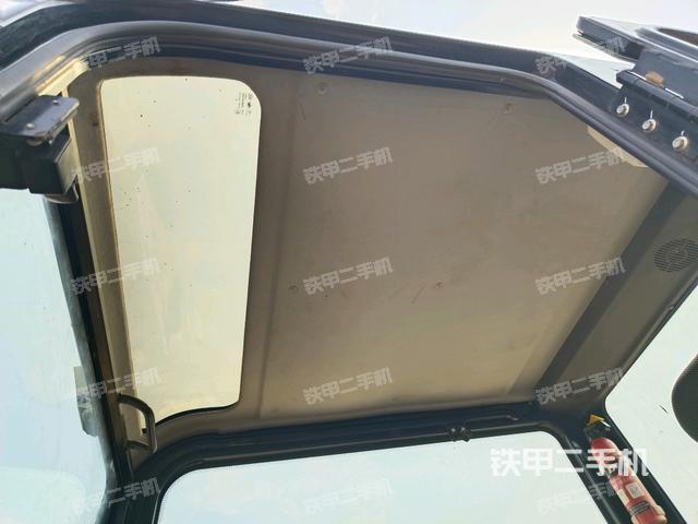 駕駛室頂部(整機(jī)外觀) 駕駛室頂部(整機(jī)外觀)