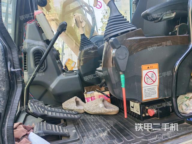 行走控制手柄和踏板?俯拍（駕駛室部分）