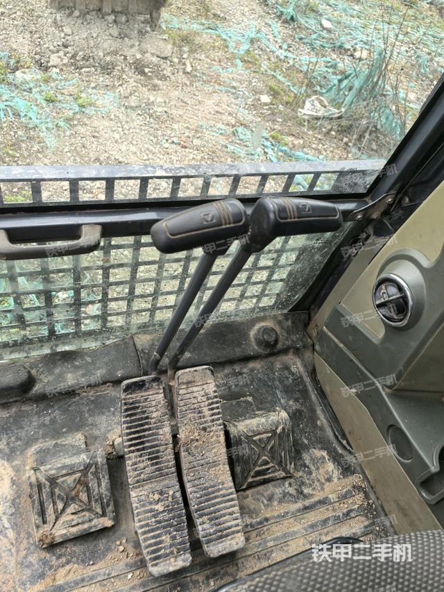 行走控制手柄和踏板?俯拍（駕駛室部分）