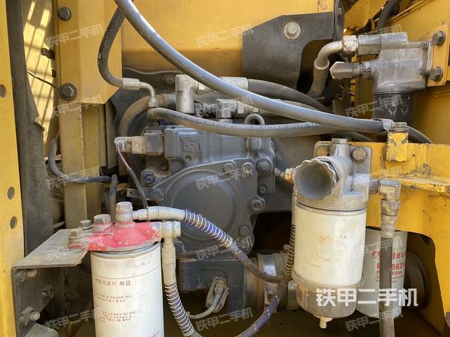 液壓泵艙室正面整體(整機外觀) 液壓泵艙室正面整體(整機外觀)