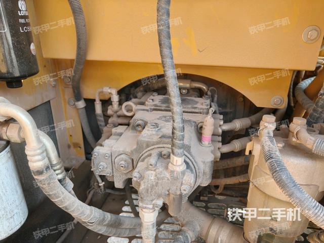 液壓泵艙室正面整體(整機(jī)外觀) 液壓泵艙室正面整體(整機(jī)外觀)