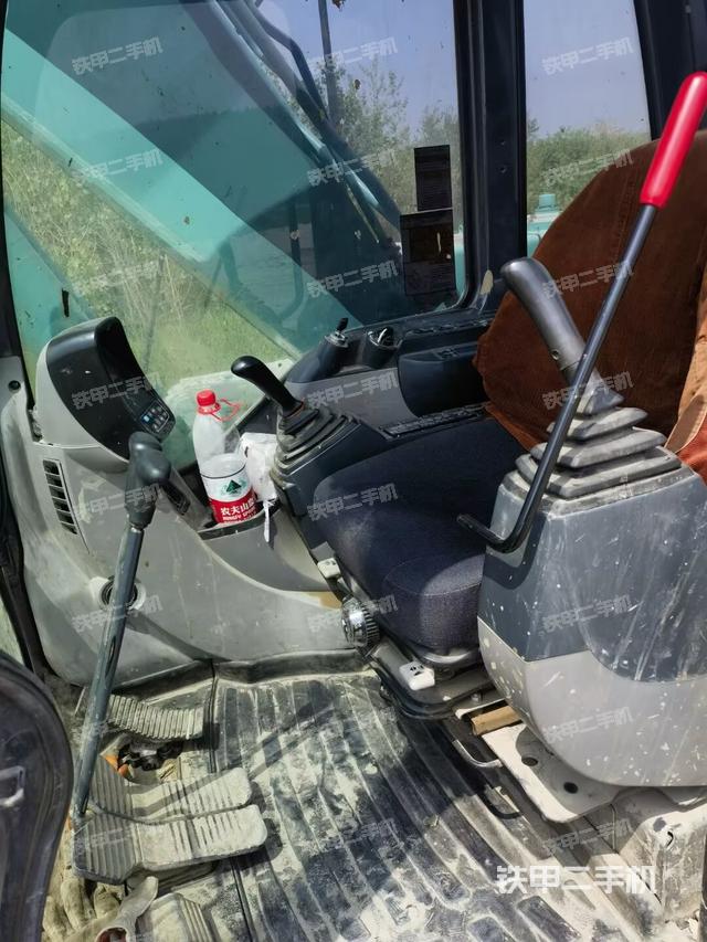 行走控制手柄和踏板?俯拍（駕駛室部分）
