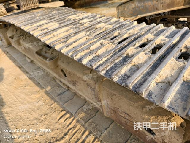 單側(cè)履帶整體(整機外觀) 單側(cè)履帶整體(整機外觀)