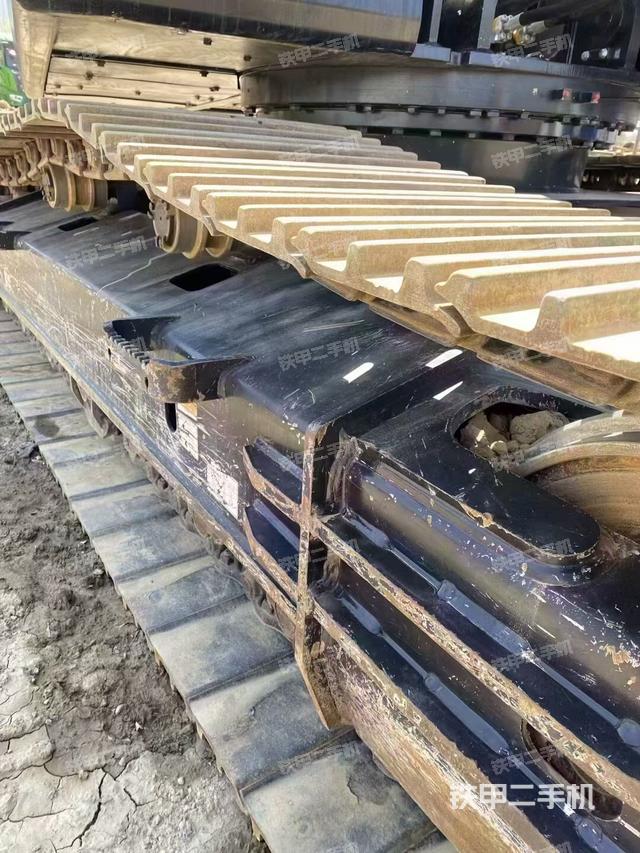 單側(cè)履帶整體(整機(jī)外觀) 單側(cè)履帶整體(整機(jī)外觀)