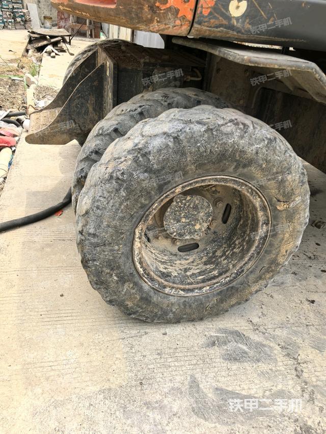 右驅(qū)動輪（行走機(jī)構(gòu)）