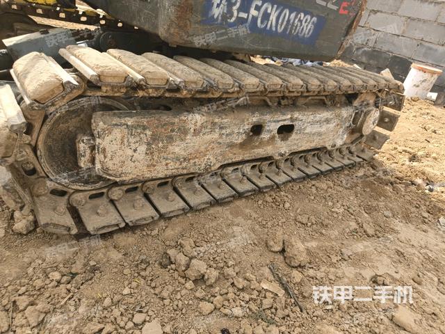 單側(cè)履帶整體(整機(jī)外觀) 單側(cè)履帶整體(整機(jī)外觀)