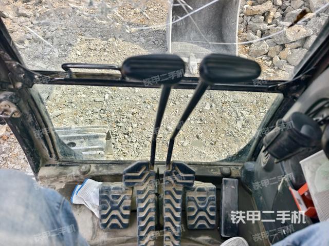 行走控制手柄和踏板?俯拍（駕駛室部分）