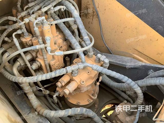 回轉(zhuǎn)馬達(dá)和主控閥(整機(jī)外觀) 回轉(zhuǎn)馬達(dá)和主控閥(整機(jī)外觀)