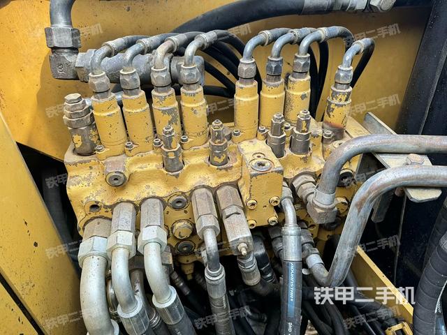 回转马达和主控阀（整机外观）