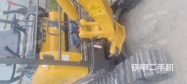 回轉(zhuǎn)馬達(dá)和主控閥（整機(jī)外觀）