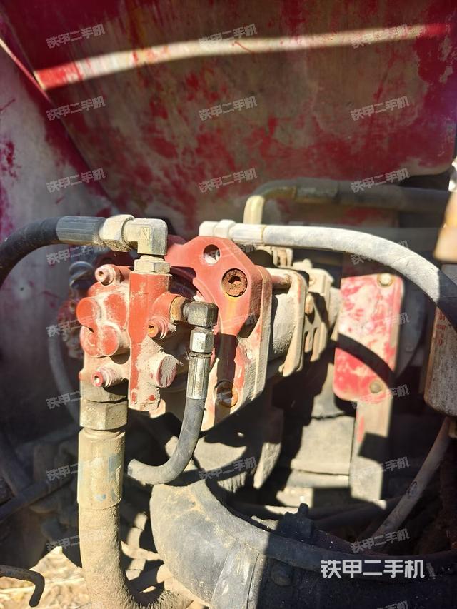 液壓泵艙室正面整體（整機外觀）