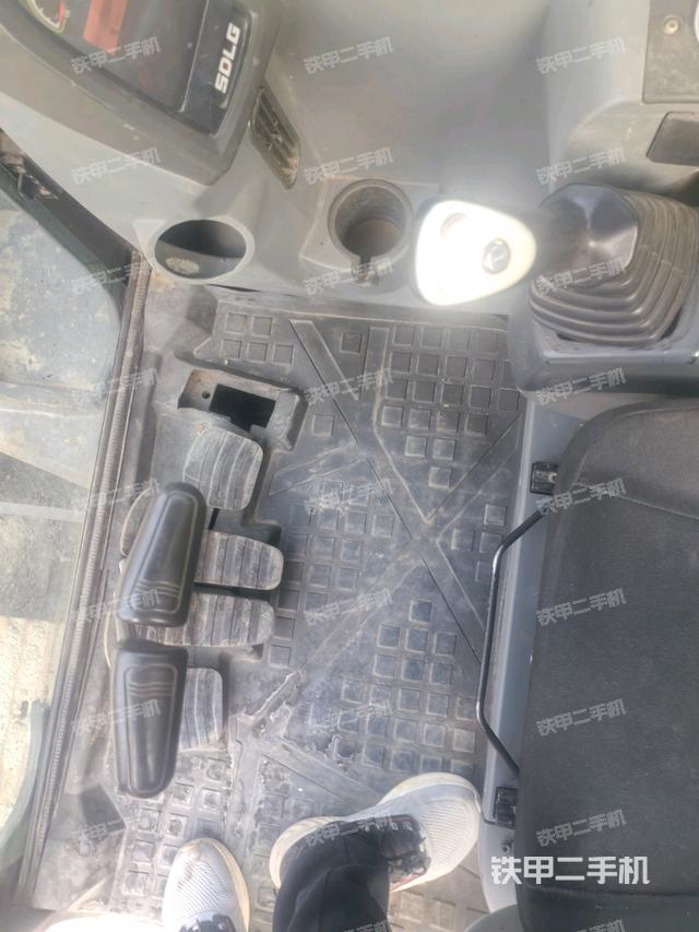 行走控制手柄和踏板?俯拍（駕駛室部分）