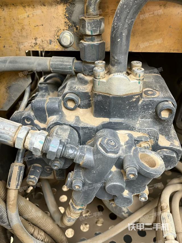 液壓泵艙室正面整體（整機外觀）