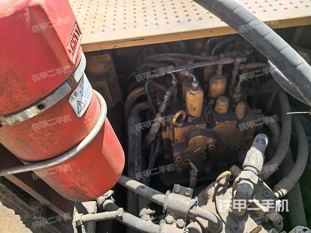 回轉(zhuǎn)馬達(dá)和主控閥（整機(jī)外觀）