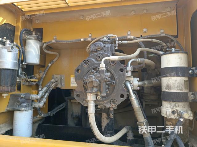 液壓泵艙室正面整體（整機外觀）