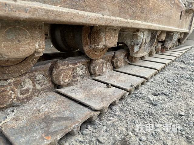 單側(cè)履帶整體(整機(jī)外觀) 單側(cè)履帶整體(整機(jī)外觀)