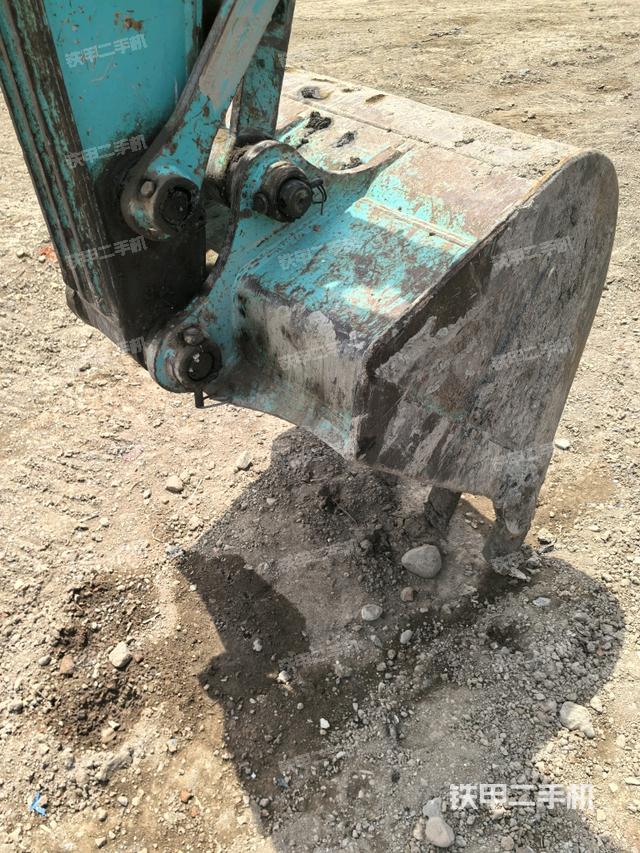 鏟斗右后整體(工作和回轉(zhuǎn)裝置) 鏟斗右后整體(工作和回轉(zhuǎn)裝置)