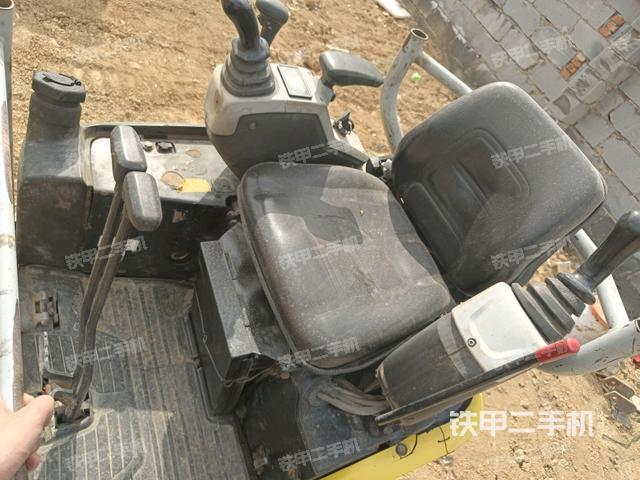 駕駛室整體(整機(jī)外觀) 駕駛室整體(整機(jī)外觀)