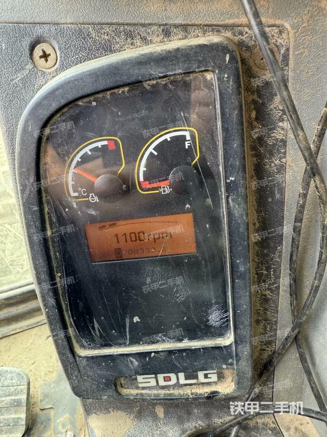 行走控制手柄和踏板?俯拍（駕駛室部分）