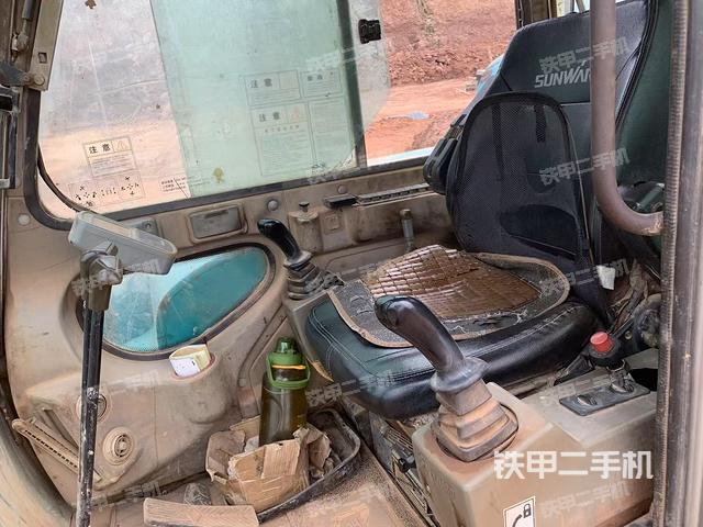 駕駛室整體(整機(jī)外觀) 駕駛室整體(整機(jī)外觀)