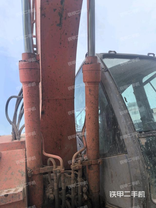 大臂油缸整体 竖拍（工作和回转装置）