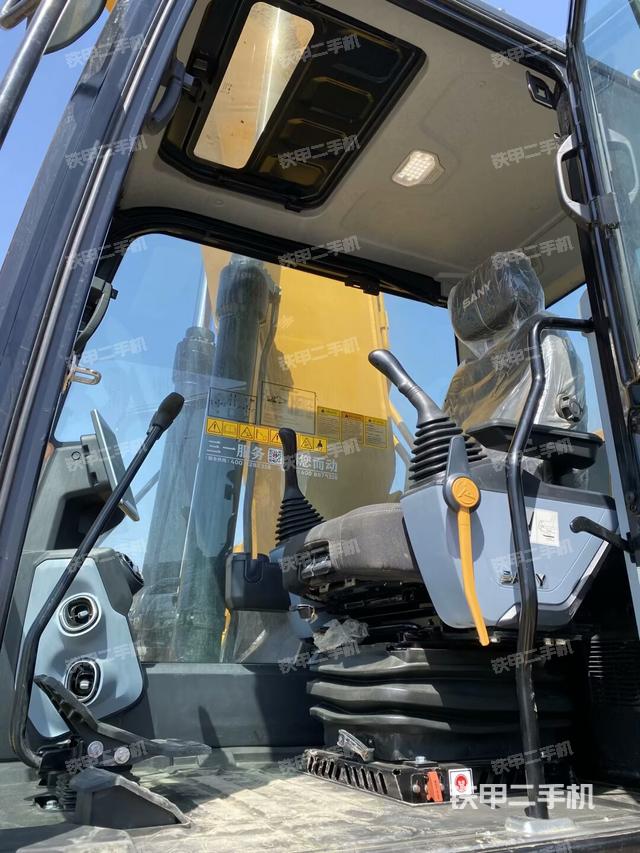 駕駛室整體(整機(jī)外觀) 駕駛室整體(整機(jī)外觀)