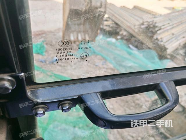 左后方玻璃角標(biāo)（駕駛室部分）