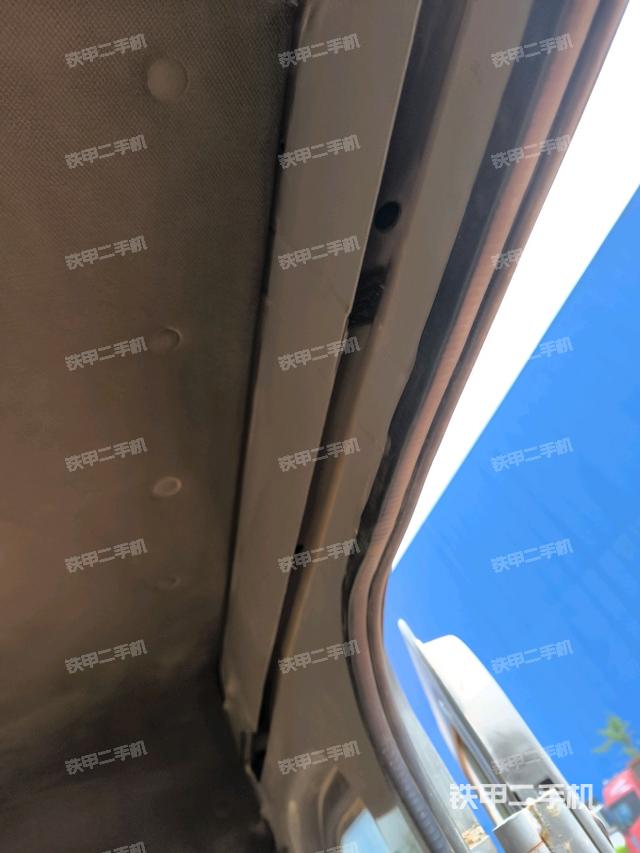 行走控制手柄和踏板?俯拍(駕駛室部分) 行走控制手柄和踏板?俯拍(駕駛室部分)