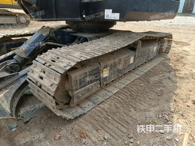 單側(cè)履帶整體(整機(jī)外觀) 單側(cè)履帶整體(整機(jī)外觀)