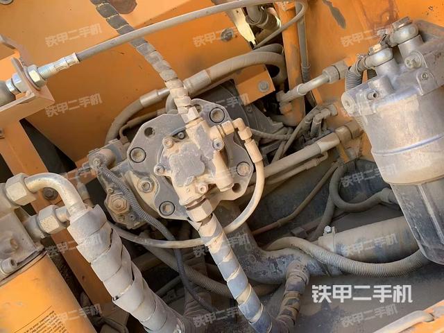液壓泵艙室正面整體(整機(jī)外觀) 液壓泵艙室正面整體(整機(jī)外觀)