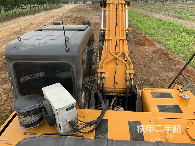 駕駛室頂部(整機(jī)外觀) 駕駛室頂部(整機(jī)外觀)